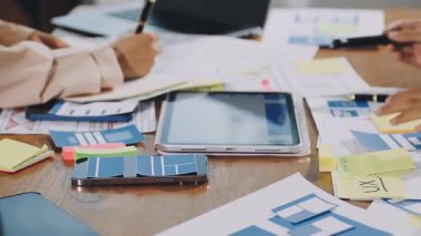 Ofiste mali belgeler ve dizüstü bilgisayarla çalışan genç bir kadın.