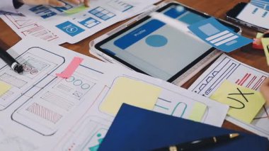 Dijital tablet ve tabletle çalışan iş ekibi