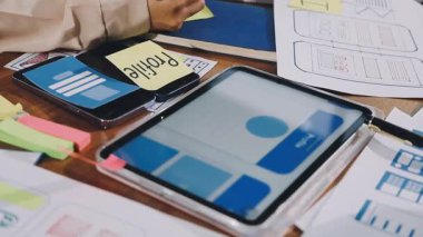 İş adamları ofiste toplanıyor, strateji planlıyorlar.