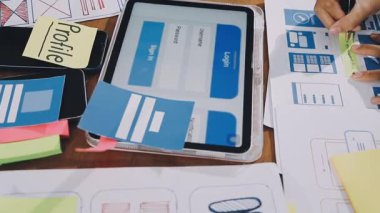 Kredi kartı almak için mobil başvuru kullanan adamı kapat