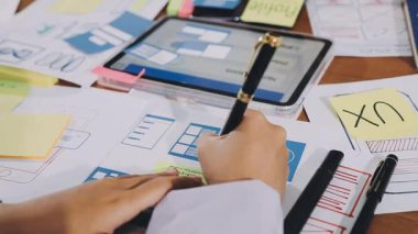 İşadamı ofiste tablet bilgisayar ve akıllı telefonla çalışıyor.