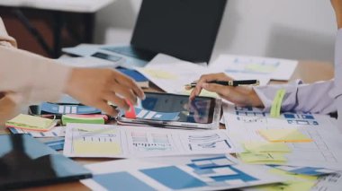 İş adamı ve kadın bilgisayarda çizelge ve verileri analiz ediyorlar.