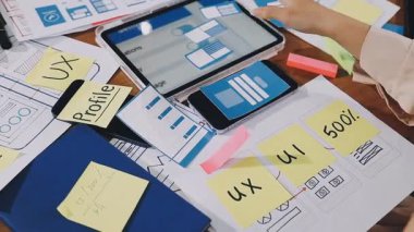 İş adamları cep telefonu ve dijital uygulama ile proje üzerinde çalışıyorlar