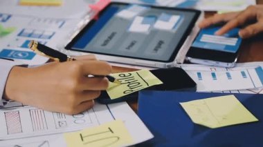 Tabletteki mali verileri analiz eden iş adamı.