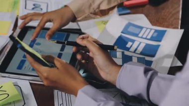 İş adamları birlikte çalışıyor.