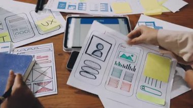 İş konsepti. Kağıtları, kalemi ve akıllı telefonu olan hesap makinesi