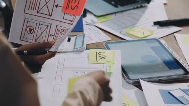 Ofiste dizüstü bilgisayarla çalışan işadamı, iş konsepti