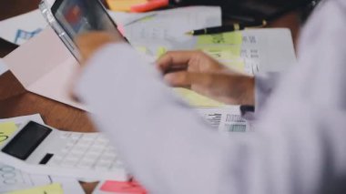 Hesap makinesi ve kalem kullanan iş adamı