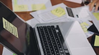 İş adamları ofiste birlikte çalışıyor.