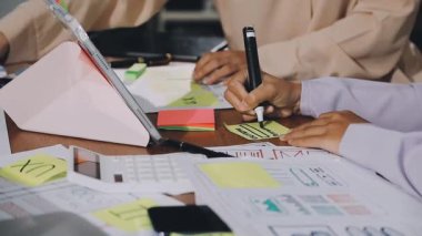 birlikte bir bilgisayarda çalışan iş takım