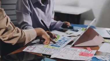 dizüstü bilgisayar ve tabletle çalışan yaratıcı tasarımcı