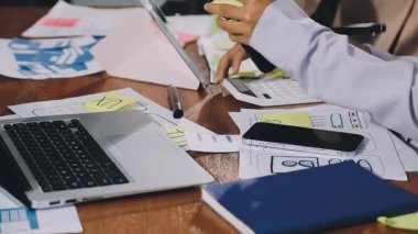 İş ekibi masaüstündeki mali verileri tartışıyor ve analiz ediyor