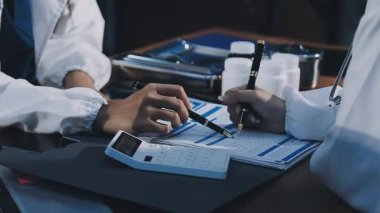 Hasta hastanedeyken doktor el yazısını deftere kapat.