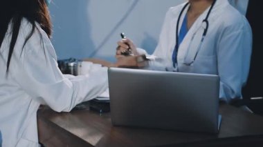 Klinikteki masada çalışan kadın doktor..