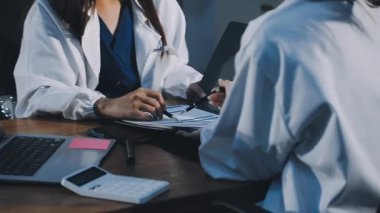 Hastane ofisinde tableti olan genç bir kadın doktor..