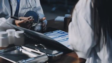 Profesyonel diş hekimi, diş hekiminde diş aletleriyle çalışır..