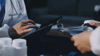 Doktor ellerinin tableti tutmasını ve hastane ofisinde dijital tablet kullanmasını.