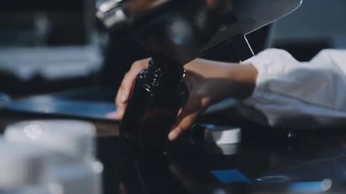 Yakın çekim. Stüdyoda oje tutan bir adamın elleri..