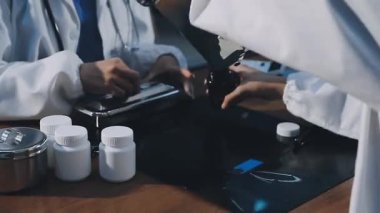 Tıbbi ekipmanlı kadın elleri