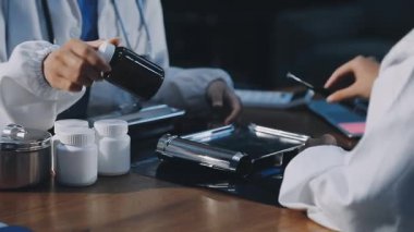 Ofiste çalışan profesyonel doktor, tıp.