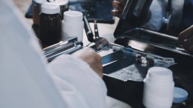 Profesyonel kuaför saçını kestiriyor..