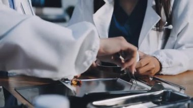 Doktor ellerinin tıbbi muayenehanede tablet kullanırken yakın plan çekimleri..