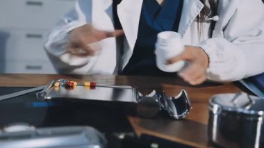 Doktor hastanede tıbbi testleri kontrol ediyor.