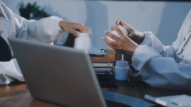 Kapat. Profesyonel doktor elinde dijital tablet kullanıyor.