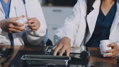 Hapları elinde tutan doktor.