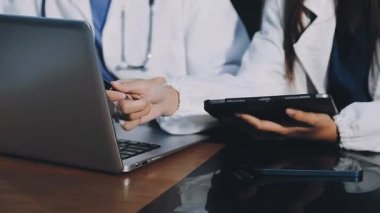 Hastanede tabletle çalışan genç kadın doktor..