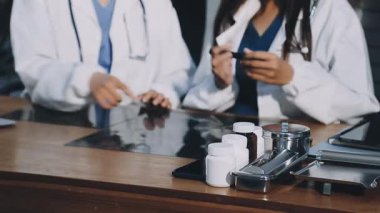 Hastanede elinde haplar ve haplar olan bir doktor.