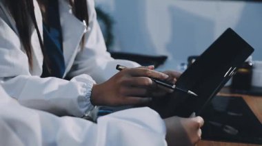 Tablet kullanan doktor.