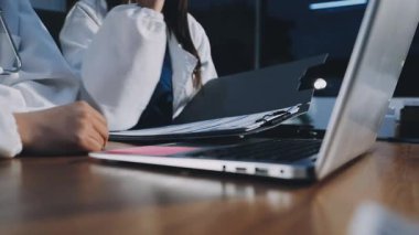 Ofisteki masasında çalışan kadın doktor.