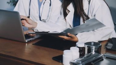 Modern ofiste masa başında çalışan bir doktor.