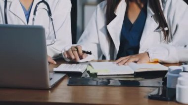 ofiste çalışan genç bir doktor