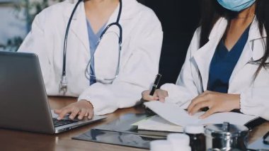 Kadın doktorlar hastane odasında.