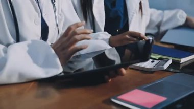 Modern ofis ve iş teknolojisinde dijital tabletle çalışan iş ekibi