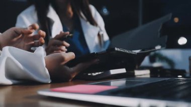 Kapat. Ofiste çalışan kadın doktor.