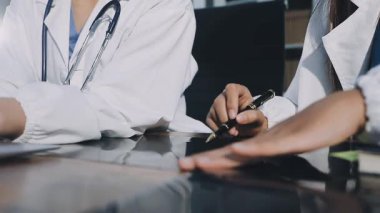 Doktor raporunu yazıyor.