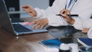 Tablet bilgisayar kullanarak bir doktorun elini kapat.