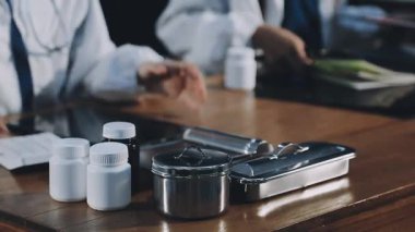 Tıp doktorunun elinde ilaç tableti var.