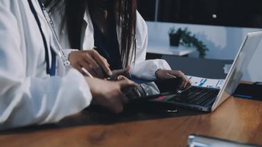 Modern ofiste dizüstü bilgisayar kullanarak kadın ellerini kapat.