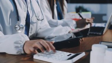 Doktorun ofiste dizüstü bilgisayarla çalışmasını kapat.