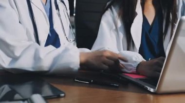 ofiste çalışan genç bir doktor