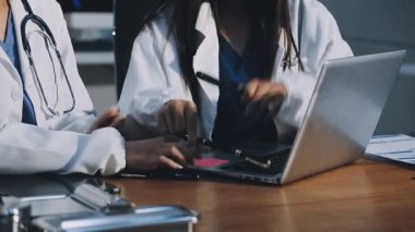 Yakın çekim - dijital tablet kullanarak bir doktorun eline ateş etmek