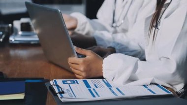 Dizüstü bilgisayarı ve steteskopu olan genç bayan doktor.