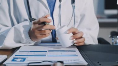 Doktor panoya yazı yazıyor.