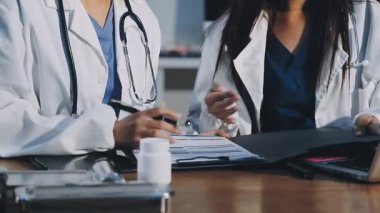 Yakın çekim - doktor ve hasta tıbbi reçeteyi tartışıyorlar