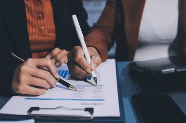 İş Belgeleri, Denetçi iş kadını arama belgesini kontrol ediyor yasal evrak hazırlıyor veya analiz için rapor hazırlıyor Vergi zamanı, muhasebeci Belgeleri iş yerindeki veri ortaklığı anlaşması anlaşması anlaşması anlaşması