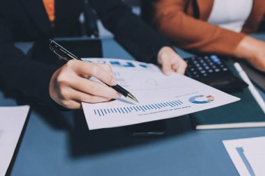 İş Belgeleri, Denetçi iş kadını arama belgesini kontrol ediyor yasal evrak hazırlıyor veya analiz için rapor hazırlıyor Vergi zamanı, muhasebeci Belgeleri iş yerindeki veri ortaklığı anlaşması anlaşması anlaşması anlaşması